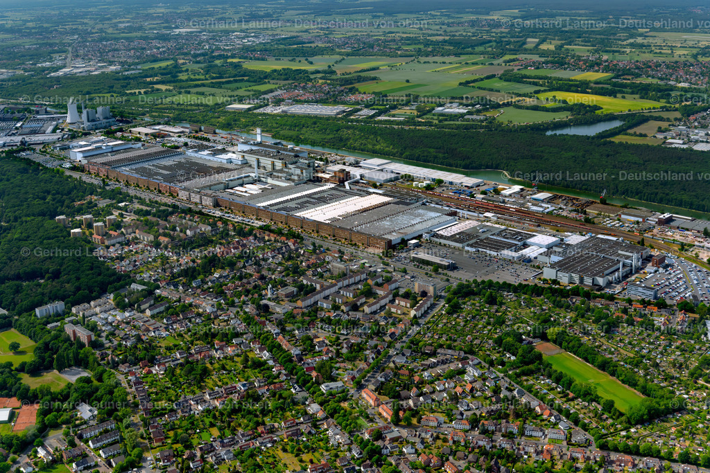 4030903 | HANNOVER 02.06.2020 Gebäude und Produktionshallen auf dem Fahrzeugbau- Werksgelände " Volkswagen Nutzfahrzeuge " an der Hansastraße im Ortsteil Nordhafen in Hannover im Bundesland Niedersachsen, Deutschland. Weiterführende Informationen bei: VOLKSWAGEN AG. // Buildings and production halls on the vehicle construction site " Volkswagen Nutzfahrzeuge " on the Hansastrasse in the district Nordhafen in Hannover in the state Lower Saxony, Germany. Further information at: VOLKSWAGEN AG. Foto: Gerhard Launer