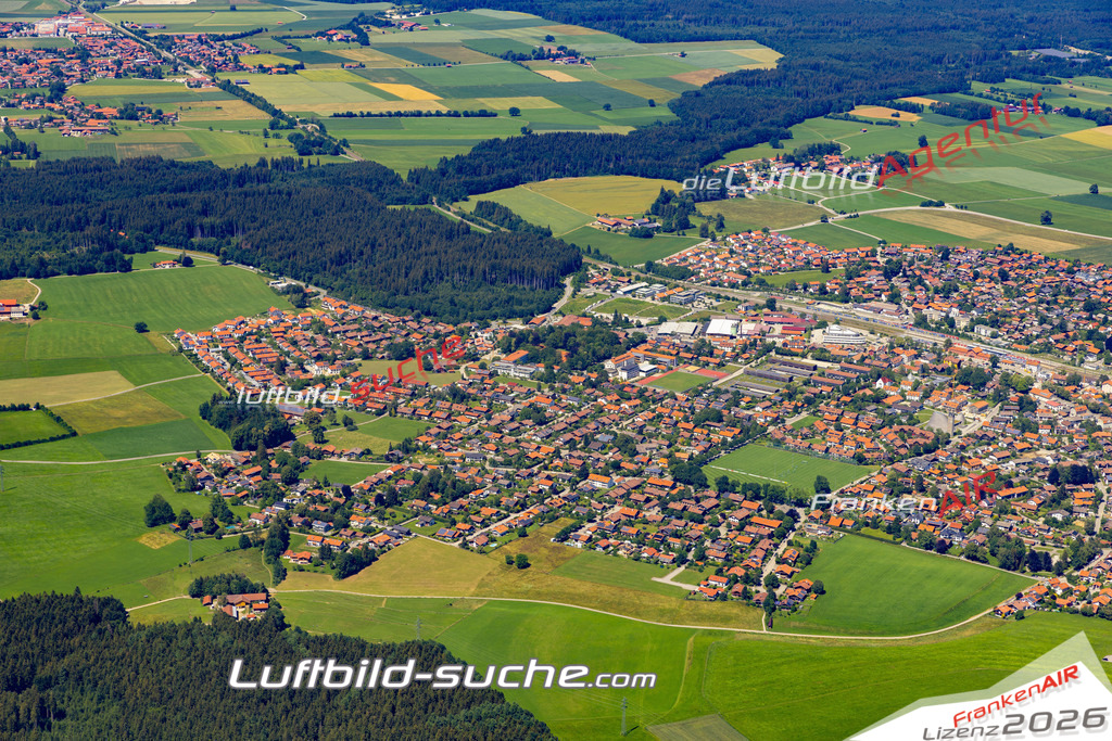 Aktuelles Luftbild von  Holzkirchen - Die Luftaufnahme wurde 2022 mittels UL-Flugzeug erstellt ( keine Drohne ) - hochauflösende Kamera-Systeme von  Canon -Beste Qualität - Für grossformatige Ausdrucke geeignet. Die Geschenkidee !