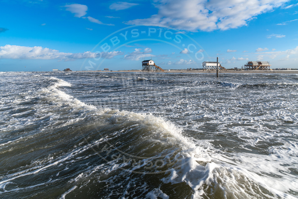 Skyline Pfahlbauten | Brandung am Strand