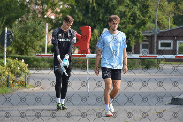 RGE_5709b | Hertha BSC, 2.Bundesliga, Herren, Saison 2025/26, Training, von li. Torwart Tjark Ernst ( Hertha BSC ), Maurice Krattenmacher ( Hertha BSC ),  Foto:  Ralf Gebhardt - Realisiert mit Pictrs.com