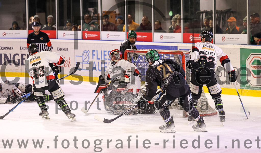 2024-03-08_073_TSV_Erding_gegen_EHC_Koenigsbrunn | Erding, Deutschland, 08.03.2024:
Eishockey, Bayernliga Playoffs 2023 / 2024, 1. Spieltag, TSV Erding gegen EHC Königsbrunn, Endergebnis: 3:0

Hayden Trupp (EHC Königsbrunn, #43), Torwart Stefan Vajs (EHC Königsbrunn, #32), Erik Modlmayr (Erding Gladiators, #21), Peter Brückner (EHC Königsbrunn, #33)

Foto: Christian Riedel / fotografie-riedel.net