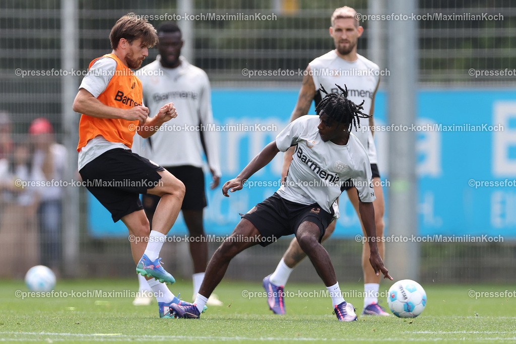 Lev1BL08082401037 | 08.08.2024, Leverkusen, Fußball, Bayer 04 Leverkusen, Training Herren, BayArena, Saison 2024: Jonas Hofmann (7) und Jeremie Frimpong (30)