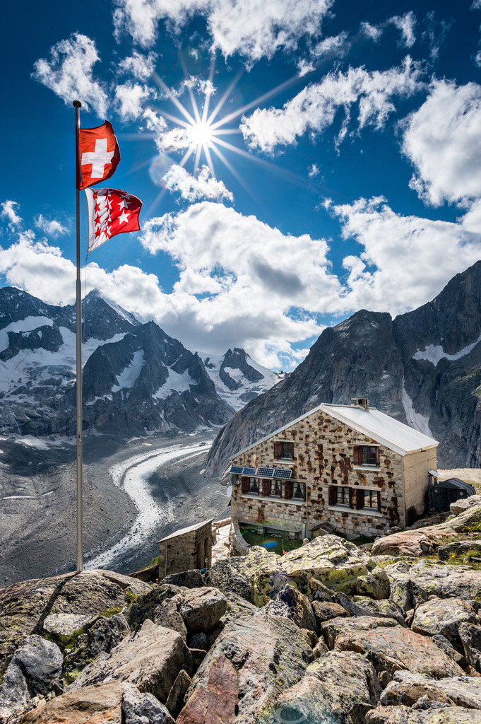 oberaletsch Mountain hut with Oberaletsch Glacier and the Swiss and Valais Flag | Die ideale Geschenkidee für Naturliebhaber. Naturbilder von Marcel Gross Photography für ihr Zuhause in den verschiedensten Formaten und Materialien. - Realisiert mit Pictrs.com