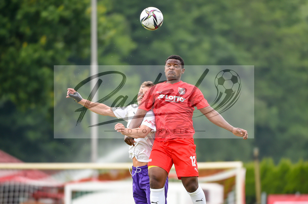 BSBOSN_20210626_0116 | Fussball, Herren: Sven Koehler (VfL Osnabrueck) und Francky Sembolo (TuS Bersenbrueck) im Zweikampf beim Testspiel zwischen TuS Bersenbrueck und VfL Osnabrueck im Hasestadion am 26.06.2021 in Bersenbrueck, Deutschland. - Realisiert mit Pictrs.com