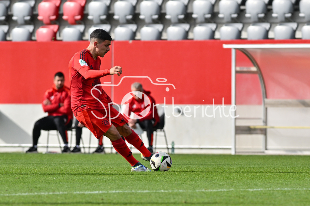 FC Bayern München U19 - SpVgg Unterhaching U19 | Torschuss von Felipe CHAVEZ (FC Bayern München U19 #8) / Freisteller / Einzelfoto