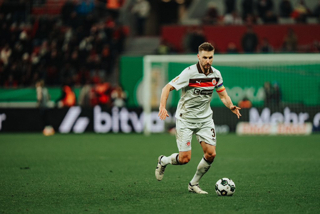 _STP0556 | Der offizielle Shop für FC St. Pauli Fotos. Wähle aus Spielszenen & Fanmomenten dein FCSP Wunschformat. Wir liefern Millerntor-Atmosphäre.