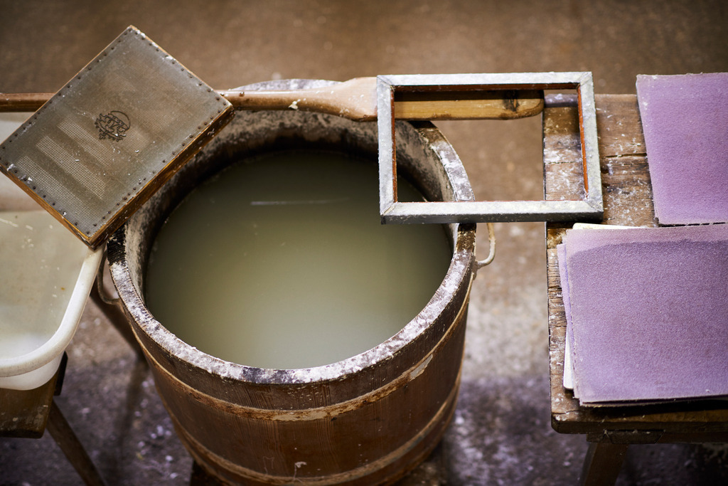 Papiermuehle Moerzinger  | Bad Großpertholz, Austria - April 01, 2016: Papiermuehle Moerzinger; der verdünnte Papierstoff im Bottich mit einem Sieb. - Realisiert mit Pictrs.com