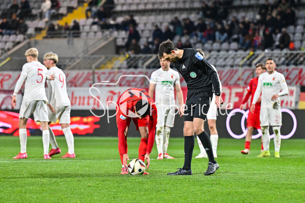 FC Bayern Amateure - FC Augsburg II | in dieser Szene legt sich Emirhan DEMIRCAN (FC Bayern Muenchen II 21) zum Elfmeter hin / Regionalliga Bayern: FC Bayern Muenchen II - FC Augsburg II, Gruenwalder Stadion am 14.03.2025 / Schiedsrichter Felix GRUND in Aktion