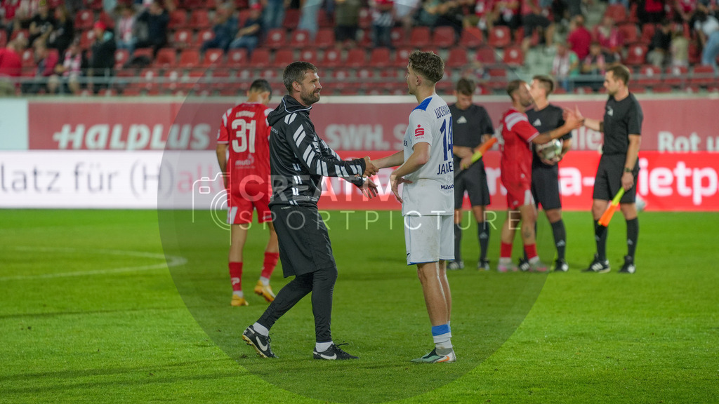 Fußball, Herren, Saison 2025/2026, Regionalliga Nordost, 5. Spieltag, Hallescher FC vs. FSV 63 Luckenwalde, Dienstag 26.08.2025, Leuna-Chemie-Stadion Halle, | Fußball, Herren, Saison 2025/2026, Regionalliga Nordost, 5. Spieltag, Hallescher FC vs. FSV 63 Luckenwalde, Dienstag 26.08.2025, Leuna-Chemie-Stadion Halle, Im Bild: Sascha Prüfer (l. Co-Trainer Halle) und Sofiene Jannene (r. Luckenwalde) - Realisiert mit Pictrs.com