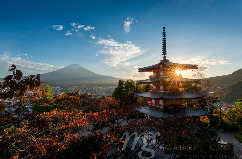 classic japanese sunset with fujisan and pagode | Die ideale Geschenkidee für Naturliebhaber. Naturbilder von Marcel Gross Photography für ihr Zuhause in den verschiedensten Formaten und Materialien. - Realisiert mit Pictrs.com