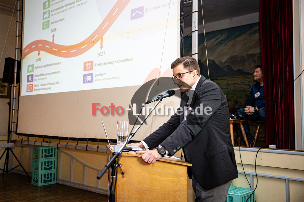 Konzeptvorstellung der IG Eishalle | Infoabend Eishalle Peißenberg, Konzeptvorstellung der IG Eishalle, 20250206,Magnus Berchtold zeigt einen Weg auf,2025-02-06 in Peißenberg (Gasthof Zur Post)Magnus BerchtoldCopyright: WolfgangxLindner foto-lindner.de