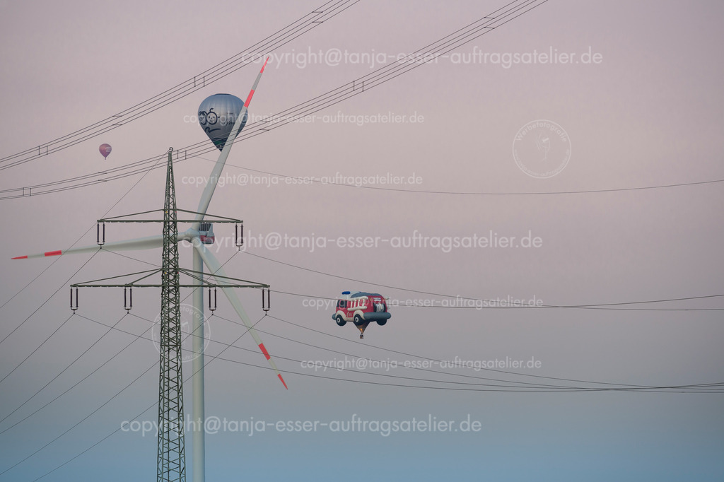 141 Ballon ueber Brilon | Warsteiner internationale Montgolfiade ist die Veranstaltung mit Heißluftballons. Die Ballons fliegen in der Nähe von Stromleitungen.