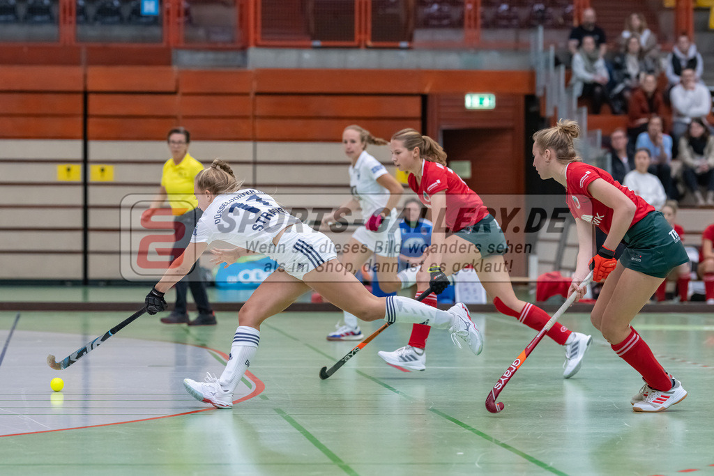 HK_20221126_101670 | 1. Bundesliga ( Halle ) Damen Crefelder HTC - Düsseldorfer HC am 27.11.2022 Crefelder HTC, Krefeld , Sara Strauss ( Düsseldorfer HC #11 )