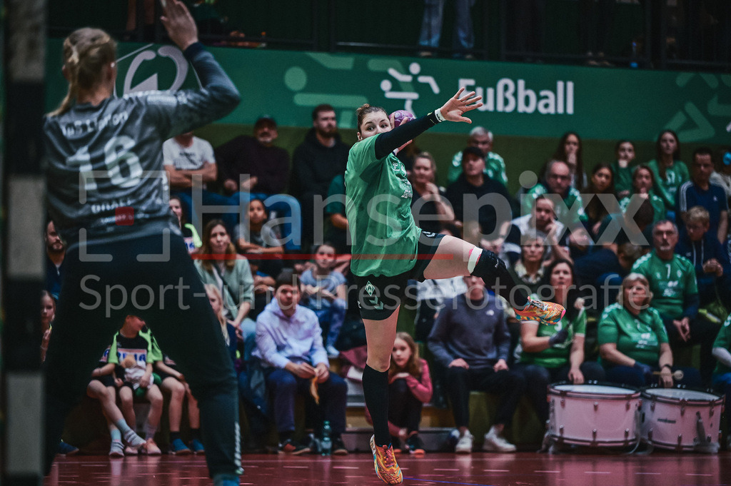 Handball, 2. Bundesliga Frauen, SV Werder Bremen - TuS Lintfort | v.li.: Elaine Rode (SV Werder Bremen, 77) beim Abwurf, am Ball, Spielszene, Aktion, Action
