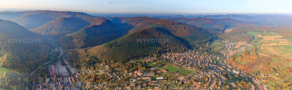 Vue aérienne: Panorama de la ville depuis le sud à Niederbronn-les-Bains dans le département Bas Rhin, France – .Photo: IMG_54164-Pano.jpg prise le 21/10/2012 par Werner Riehm/FLY-FOTO.eu – Résolution de l'original: 12332 x 3807 px