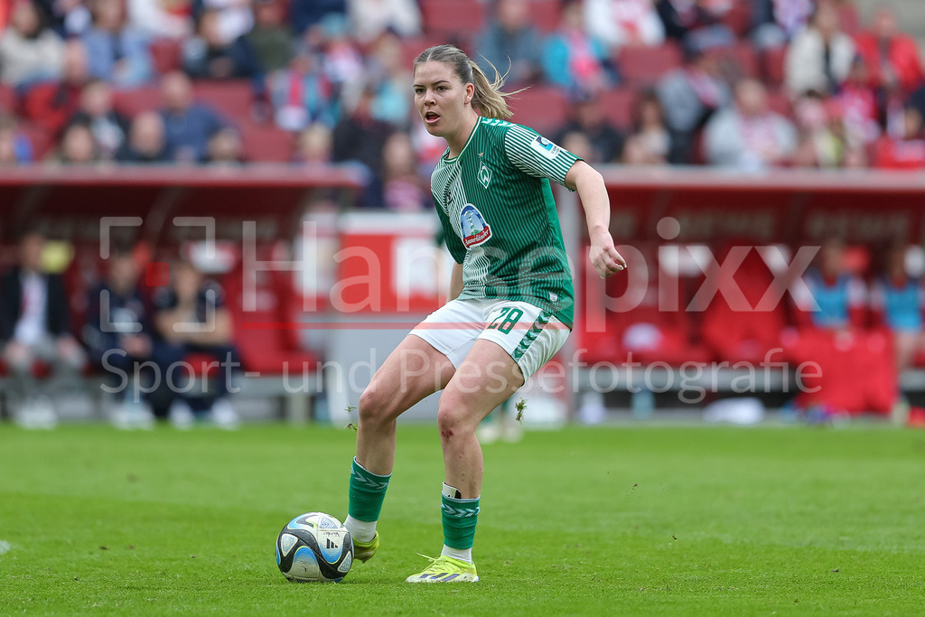 Fussball, Google Pixel Frauen-Bundesliga, 1. FC Köln - SV Werder Bremen | v.li.: Juliane Wirtz (SV Werder Bremen, 28) am Ball, Freisteller, Einzelbild, Ganzkörper, Aktion, Action, Spielszene, DIE DFB-RICHTLINIEN UNTERSAGEN JEGLICHE NUTZUNG VON FOTOS ALS SEQUENZBILDER UND/ODER VIDEOÄHNLICHE FOTOSTRECKEN. DFB REGULATIONS PROHIBIT ANY USE OF PHOTOGRAPHS AS IMAGE SEQUENCES AND/OR QUASI-VIDEO.