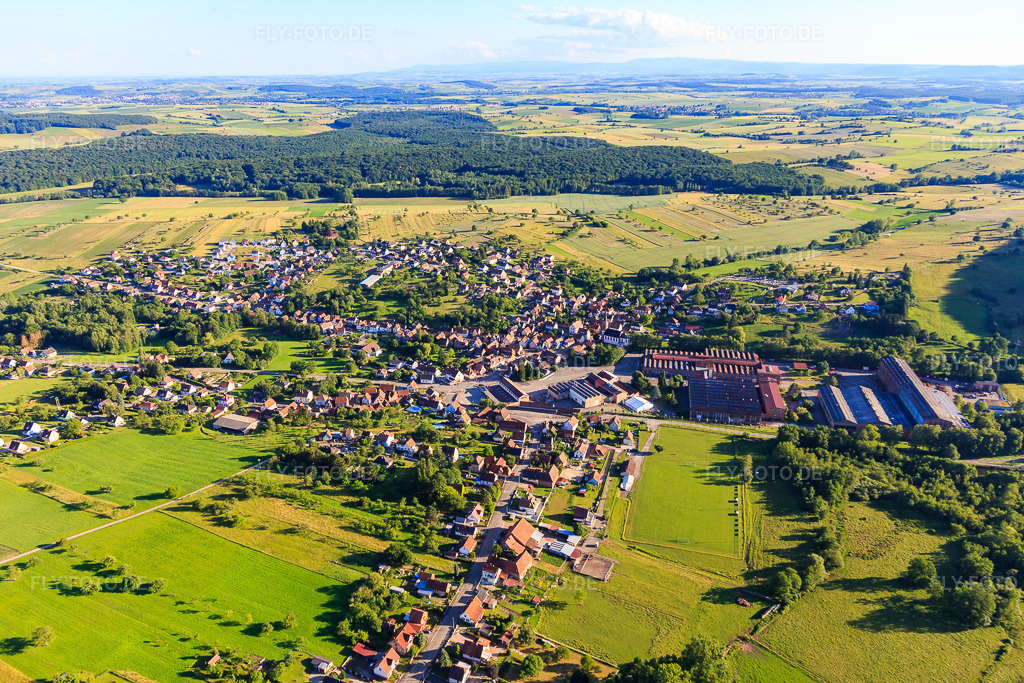 Luftbild: Ortsansicht von Nordosten in Zinswiller im Bundesland Bas-Rhin in Frankreich. – Foto: IMG_115416.jpg vom 16.06.2019 durch Werner Riehm/FLY-FOTO.de – Auflösung des Originals: 5312 x 3541 px
