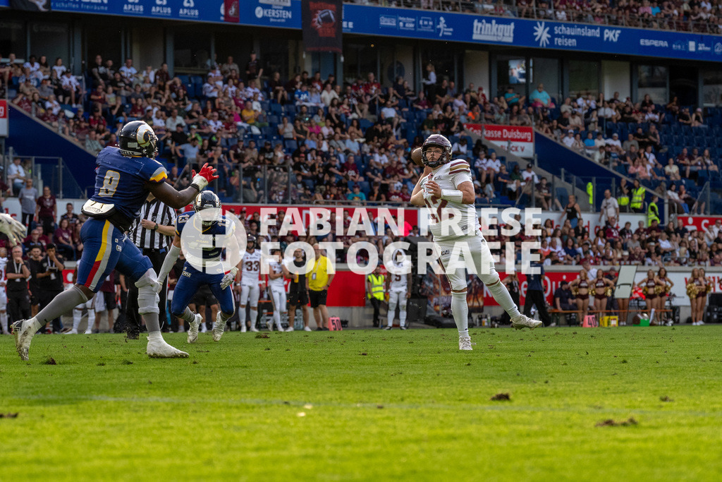 GER Rhein Fire vs. Alpine Rams, American Football, AFLE, Saison 2026, 01.08.2026 | Tom Wolf (Rhein Fire, #12) wirft den Ball nach vorn, GER Rhein Fire vs. Alpine Rams, American Football, AFLE, Saison 2026, 01.08.2026Foto: Eibner-Pressefoto/Fabian Friese - Realisiert mit Pictrs.com