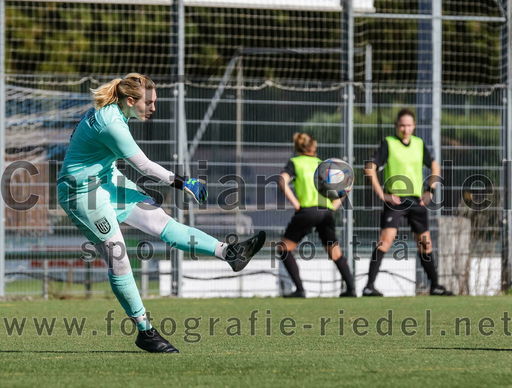 2023-10-21_033_FC_Langengeisling_gegen_TSV_Eching | Erding, Deutschland, 21.10.2023:
Fußball, Bezirksoberliga 2023 / 2024, 8. Spieltag, FC Langengeisling gegen TSV Eching, Endergebnis: 0:0

Torfrau Vicky Mucha (TSV Eching, #1)

Foto: Christian Riedel / fotografie-riedel.net