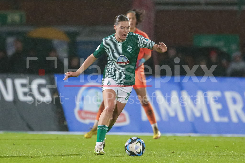 Fussball, Google Pixel Frauen-Bundesliga, SV Werder Bremen - FC Bayern München | v.li.: Juliane Wirtz (SV Werder Bremen, 28) am Ball, Einzelbild, Ganzkörper, Aktion, Action, Spielszene, DIE DFB-RICHTLINIEN UNTERSAGEN JEGLICHE NUTZUNG VON FOTOS ALS SEQUENZBILDER UND/ODER VIDEOÄHNLICHE FOTOSTRECKEN. DFB REGULATIONS PROHIBIT ANY USE OF PHOTOGRAPHS AS IMAGE SEQUENCES AND/OR QUASI-VIDEO.