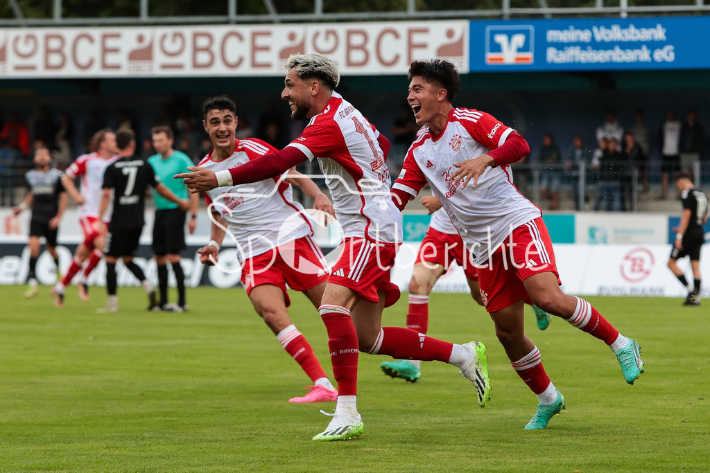 SV Wacker Burghausen - FC Bayern Amateure | Wieder jubeln die kleinen Bayern / Der Treffer zum 0-2 druch Dion BERISHA (FCB #11) / Jubel / Freude / Tor