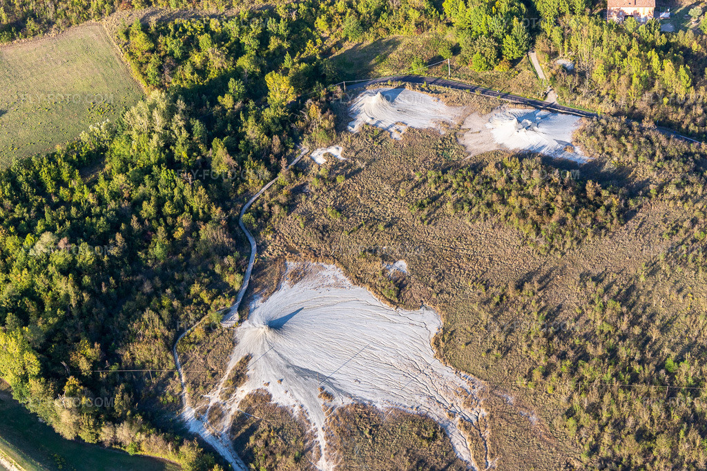 Aerial view: Salse di Nirano Riserva naturale Salse di Nirano in Fiorano Modenese in the state Modena, Italy. – Photo: IMG_134634.jpg taken on 09/19/2022 by Werner Riehm/FLY-FOTO.com – Resolution of the original: 5472 x 3648 px – Salse di Nirano - Italiano