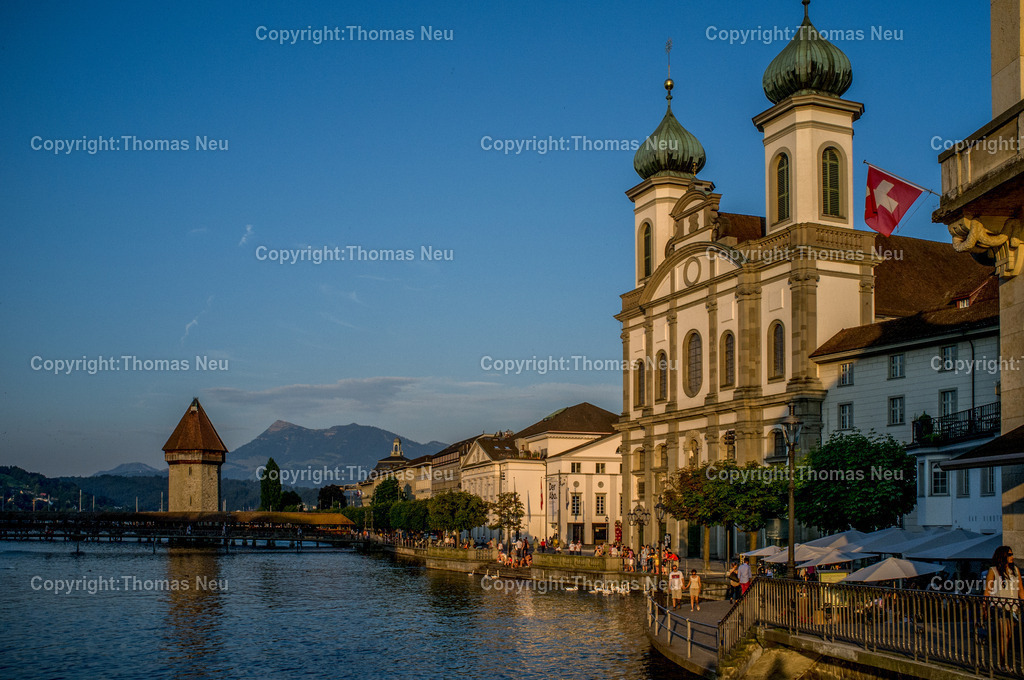 luzern-jesuitenkirche-wasserturm-schweiz | „Jesuitenkirche und Wasserturm in Luzern im Abendlicht, Blick über die Reuss mit Alpenpanorama im Hintergrund.“,  Bild: Thomas Neu