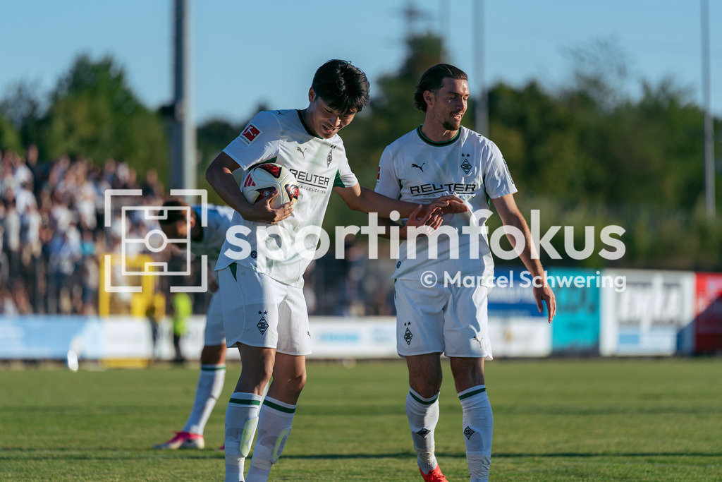 SSVg Velbert 02 – Borussia Mönchengladbach | Shuto Machino (Borussia Mönchengladbach) und Joseph Michael Scally (Borussia Mönchengladbach) vor dem Elfmeter. Testspiel zwischen der SSVg Velbert 02 und Borussia Mönchengladbach in Velbert, 12.08.2026. Endstand: 0:8. sportimfokus / Marcel Schwering - Realisiert mit Pictrs.com