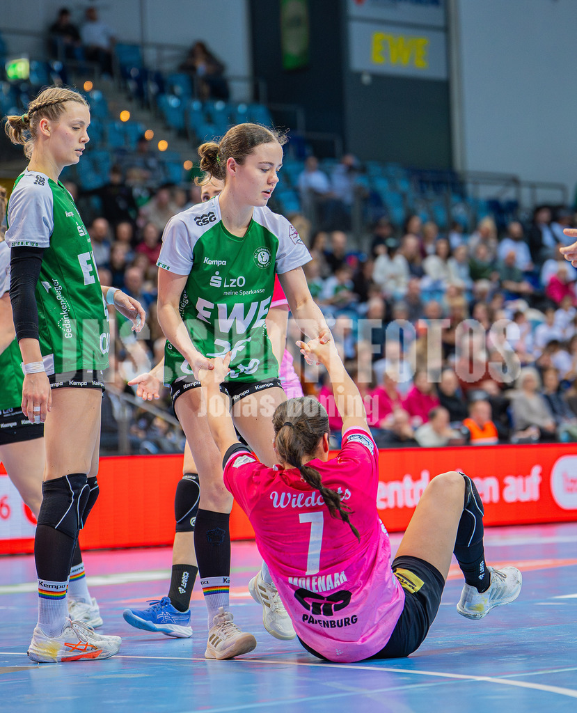 Handball I Frauen I Saison 2025-2026 I 1. HBF I 15. Spieltag I VFL Oldenburg - SV Union Halle-Neustadt 0074 | Fairplay zwischen Pam Korsten (26, VfL Oldenburg) und E. Molenaar (7, SV Union Halle-Neustadt) - Realisiert mit Pictrs.com