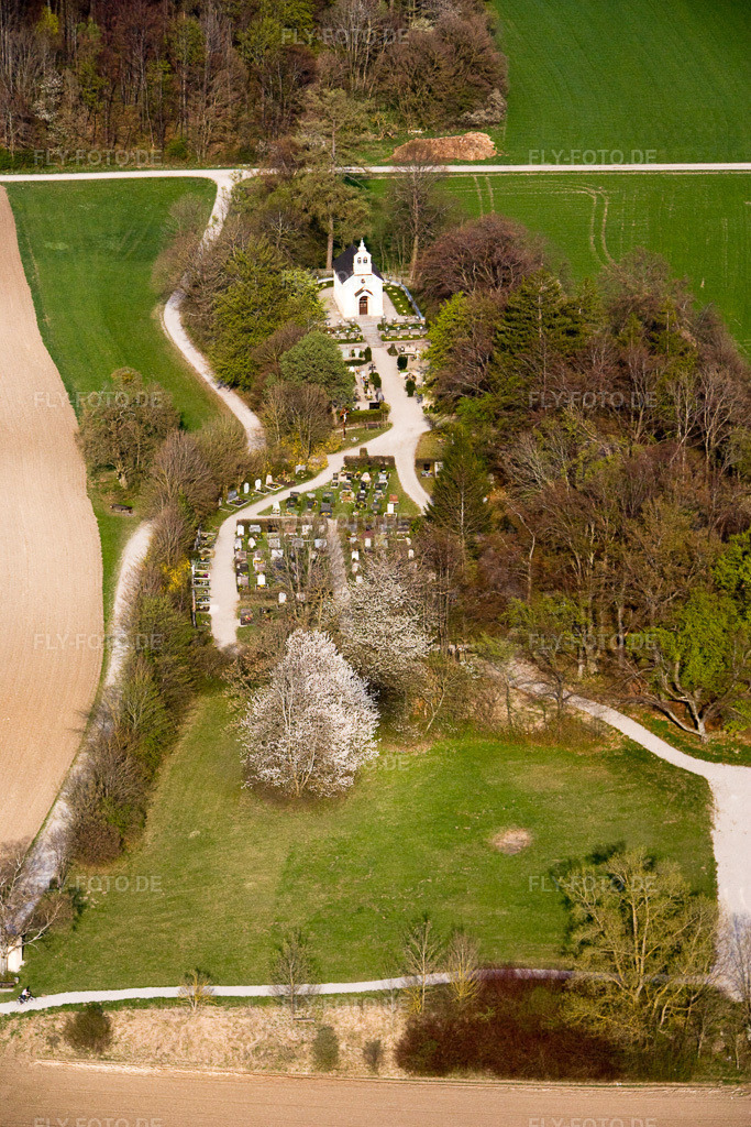 Luftbild: Friedhof und Friedenskapelle im Ortsteil Erling in Andechs im Bundesland Bayern in Deutschland. Foto: IMG_17917.jpg vom 15.04.2009 durch Werner Riehm/FLY-FOTO.de