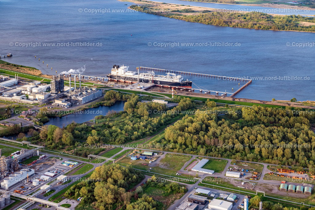 Stade_LNG_Terminal_LNG_Schiff_Energos_Force_ELS_1370140424 | STADE 29.04.2024 Wasserbrücke mit Leitungssystemen des LNG Erdgas und Flüssiggas- Terminal und Entladekai mit anlegenden Spezialschiff "Energos Force" (früher "Transgas Force") am Ufer des Flußverlaufes der Elbe im Ortsteil Bützfleth in Stade im Bundesland Niedersachsen, Deutschland. Weiterführende Informationen bei: Dow Deutschland Anlagengesellschaft mbH,  TRINSEO. // Water bridge with pipeline systems of the LNG natural gas and liquid gas terminal and unloading quay with the special ship "Energos Force" (formerly "Transgas Force") docking on the banks of the Elbe in the district of Buetzfleth in Stade in the state Lower Saxony, Germany. Further information at: Dow Deutschland Anlagengesellschaft mbH,  TRINSEO. Foto: Martin Elsen