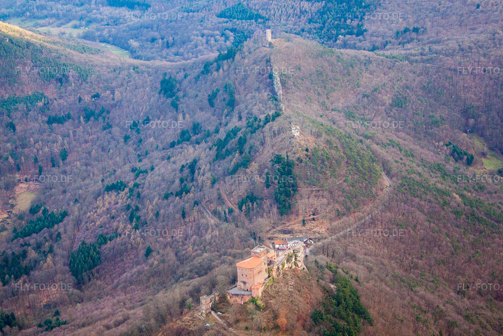 Luftbild: Die 3 Burgen Trifels, Anebos und Münz in Leinsweiler im Bundesland Rheinland-Pfalz in Deutschland. Foto: IMG_62135.jpg vom 23.02.2014 durch Werner Riehm/FLY-FOTO.de