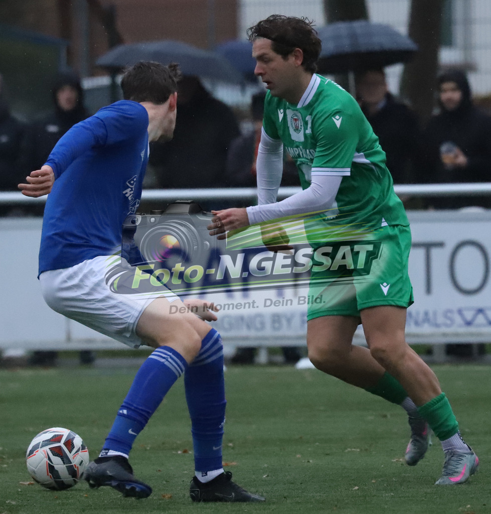 TuS Bruchmühlen II - Bünder SV | Auf dem Bild zu sehen: blau TuS Bruchmühlen: Silvian Klockenbrink ; grün Bünder SV: Mirco HenselerTuS Bruchmühlen II, Bünder SV, Saison 25/26, Kreisliga A, Bruchmühlen, Deutschland - Realisiert mit Pictrs.com