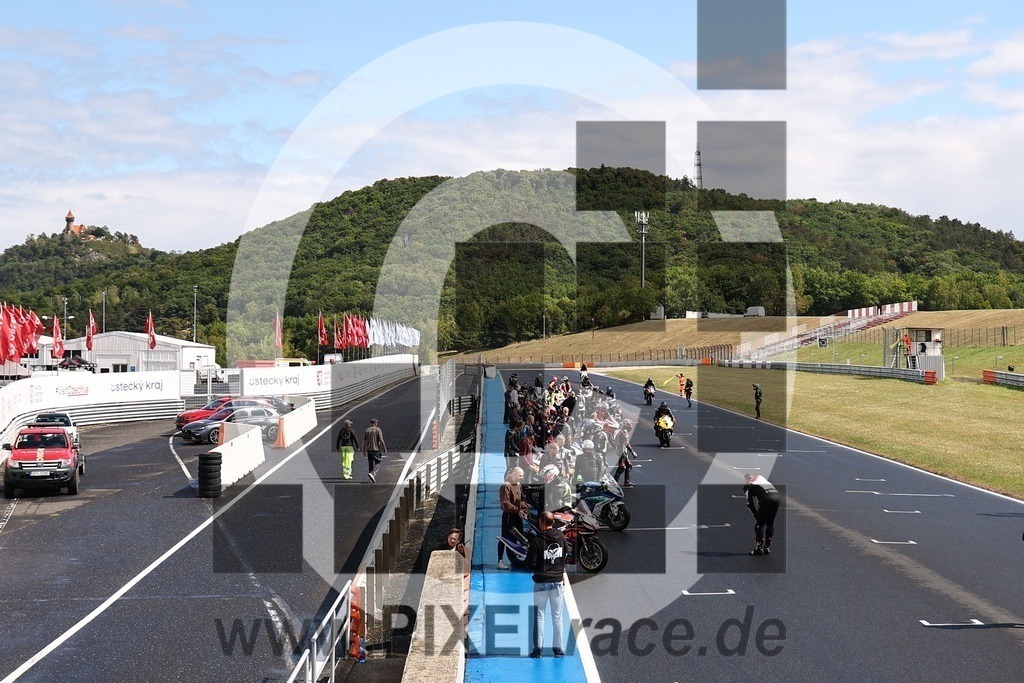 social-20250823_07105 | Schöne Erinnerungen an spannende Momente - das festzuhalten ist unser Job. PIXELrace.de ist seit 2003 auf den Rennstrecken Europas unterwegs um die Action draußen beim Fahren und die wunderbare Stimmung imm Fahrerlager für euch einzufangen.