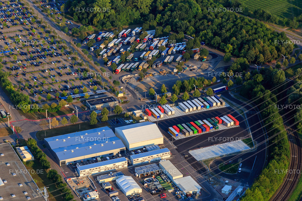 Parkplatz am Mercedes Benz Werk http://www.mercedes-benz.com/ | Luftbild: Parkplatz am Mercedes Benz Werk http://www.mercedes-benz.com/ im Ortsteil Ottersdorf in Rastatt im Bundesland Baden-Württemberg in Deutschland. Foto: IMG_109179.jpg vom 25.07.2018 durch Werner Riehm/FLY-FOTO.de - Realisiert mit Pictrs.com