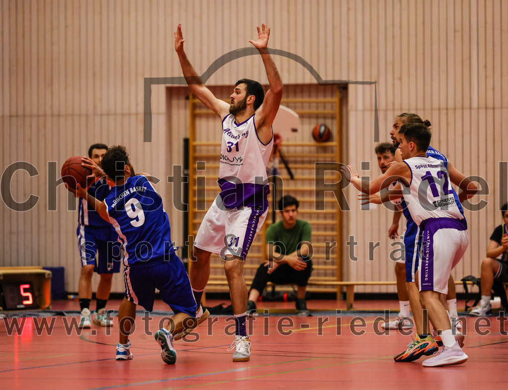 2022-05-29_055_SpVgg_Altenerding_gegen_Muenchen_Basket_2 | Erding, Deutschland, 29.05.2022:
Basketball, Bezirksliga 2021 / 2022, Herren Turnier der 2. der Aufstiegsrunden, SpVgg Altenerding gegen München Basket 2, Endergebnis: 

Helmut Schmidt (München Basket, #9), Sasa Sukovic (SpVgg Altenerding, #31), Sebastian Weber (SpVgg Altenerding, #12)

Foto: Christian Riedel / fotografie-riedel.net