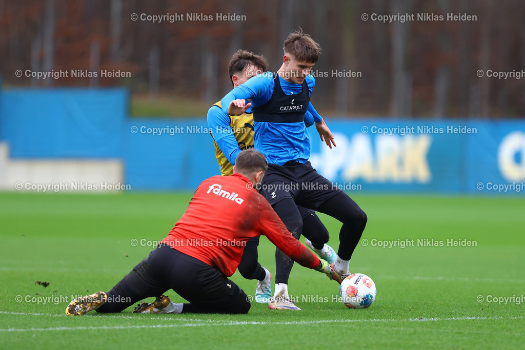 NH_HolsteinKiel_Training_10122025 | #1 Timon Weiner, #2 Frederik Roslyng und #40 Leon Parduzi (alle Holstein Kiel)Fußball I Herren I Training I Saison 2025-2026 I Holstein Kiel I 10.12.2025 I Citti-Fußballpark