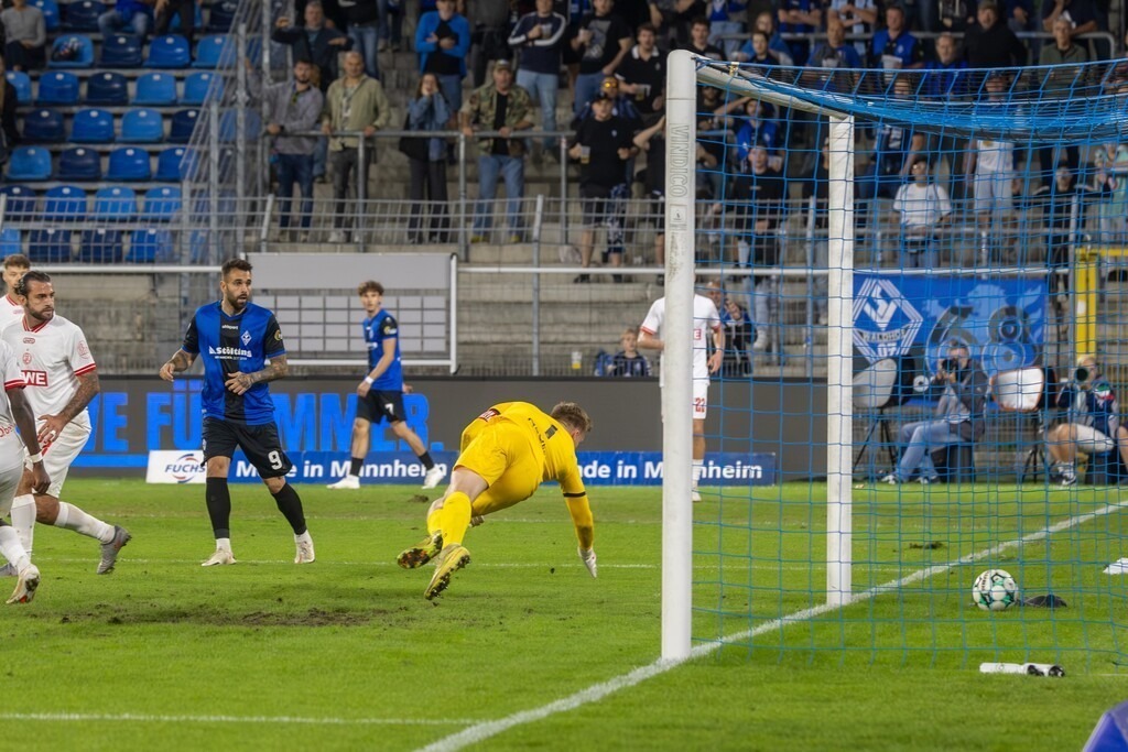 Fußball 3. Liga, Saison 2026/27, 6. Spieltag: Waldhof Mannheim gegen Rot-Weiss Essen | Fußball 3. Liga, Saison 2026/27, 6. Spieltag: Waldhof Mannheim gegen Rot-Weiss Essen***Owono-Darnell Keumo (nicht im Bild) erzielt das 1:0 für Waldhof - Realisiert mit Pictrs.com