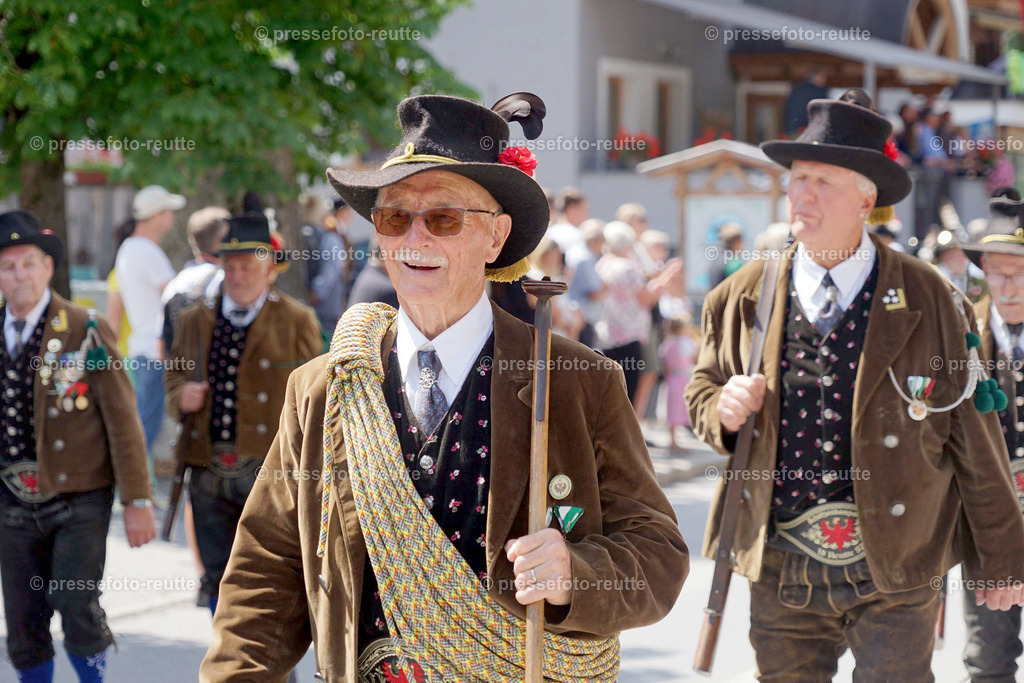 e28-news-2023-Juli23-Regimentsschuetzenfest3-Steeg-UMZUG_DORF-DSC07476 | Info aus dem Bezirk Reutte/Ausserfern Tirol sowie eine umfangreiche Bilddatenbank über die gesamte Region: Lechtal, Talkessel Reutte, Tannheimertal, Zwischentoren. Lech, Plansee, Zugspitze, Grenztunnel, B179, Fernpassstraße, Verkehr, Lawinen, Tradition, - Realisiert mit Pictrs.com