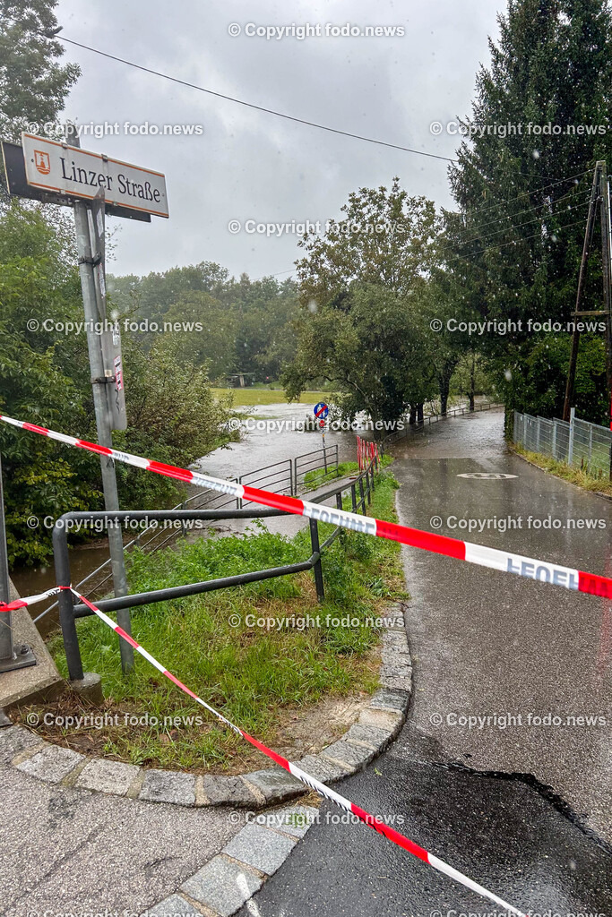 Linz_ Urfahr_ Hochwasser_ 14.09.2024-7 | 14.09.2024, Linz, AUT, Urfahr, Hochwasser, im Bild in Linz Urfahr ist der Diesenleitenbach ueber die Ufer getreten  - die Linzer Strasse ist gesperrt, Regen, Regenfaelle, Starkregen, Tropfen, Wasser