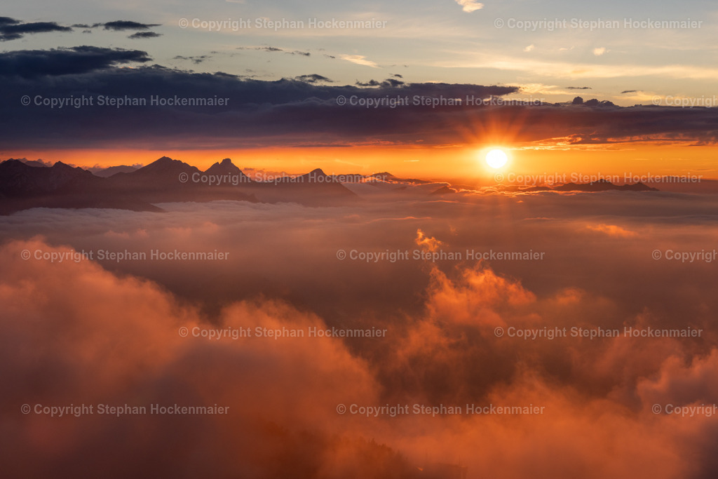 Sonnenuntergang über dem Hochnebel in den Bergen | Traumhafter Sonnenuntergang über dem Hochnebel in den Bergen - Realisiert mit Pictrs.com
