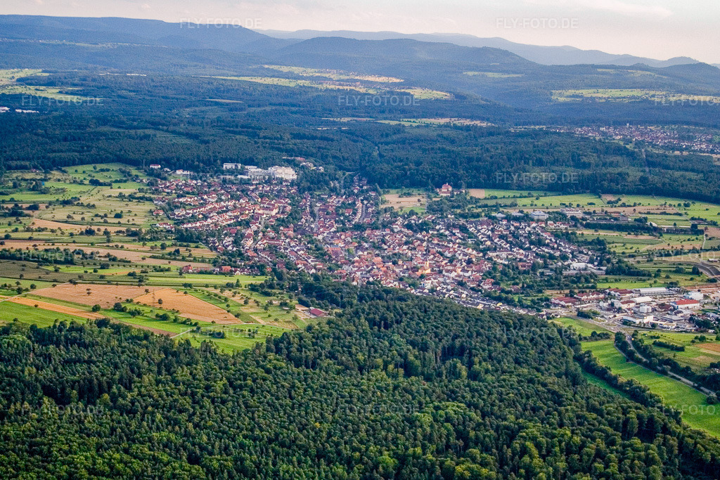 Luftbild: Ortsansicht von Norden im Ortsteil Langensteinbach in Karlsbad im Bundesland Baden-Württemberg in Deutschland. Foto: IMG_12402.jpg vom 05.08.2008 durch Werner Riehm/FLY-FOTO.de