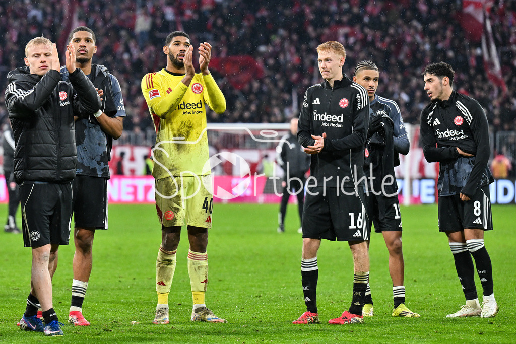 FC Bayern München - Eintracht Frankfurt | MUNICH, GERMANY - 21. FEBRUARY: die Spieler der SGE bedanken sich bei den mitgereisten Fans aus Frankfurt nach dem Bundesligamatch zwischen dem FC Bayern München und der SG Eintracht Frankfurt am 23. Spieltag in der Allianz Arena / DFL REGULATIONS PROHIBIT ANY USE OF PHOTOGRAPHS AS IMAGE SEQUENCES AND/OR QUASI-VIDEO / Kaua DOS SANTOS (Eintracht Frankfurt 40), Hugo LARRSON (Eintracht Frankfurt 16), Jean-Matteo BAHOYA (Eintracht Frankfurt 19) und Fares CHAIBI (Eintracht Frankfurt 8)