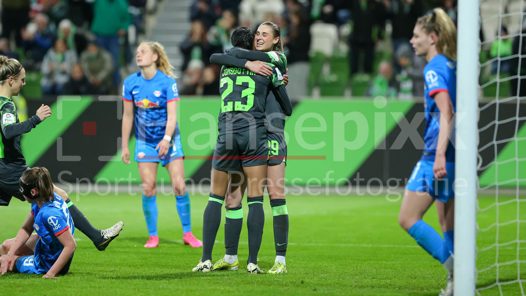 Fussball, Google Pixel Frauen-Bundesliga, VfL Wolfsburg - RB Leipzig | v.li.: Torschützin Sveindis Jonsdottir (VfL Wolfsburg, 23) und Jule Brand (VfL Wolfsburg, 29) mit Torjubel, Jubel, jubeln, jubelt, optimistisch, Spielszene, Highlight, Freude über das Tor zum 3:0, DIE DFB-RICHTLINIEN UNTERSAGEN JEGLICHE NUTZUNG VON FOTOS ALS SEQUENZBILDER UND/ODER VIDEOÄHNLICHE FOTOSTRECKEN. DFB REGULATIONS PROHIBIT ANY USE OF PHOTOGRAPHS AS IMAGE SEQUENCES AND/OR QUASI-VIDEO.