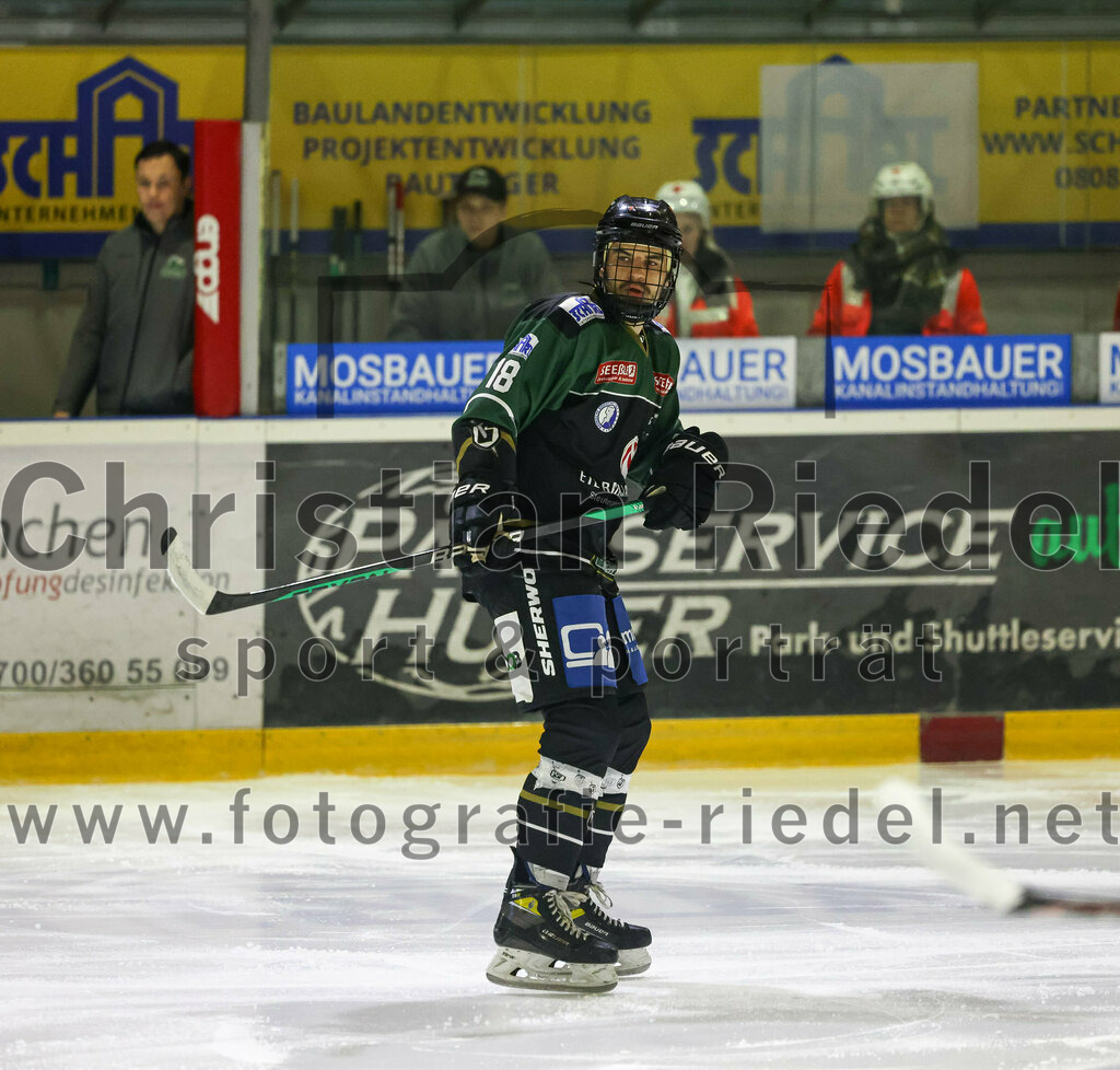 2022-12-02_150_TSV_Erding_gegen_EV_Pegnitz | Erding, Deutschland, 02.12.2022:
Eishockey, Bayernliga 2022 / 2023, 17. Spieltag, TSV Erding gegen EV Pegnitz, Endergebnis: 9:3

Daniel Krzizok (Erding Gladiators, #18)

Foto: Christian Riedel / fotografie-riedel.net