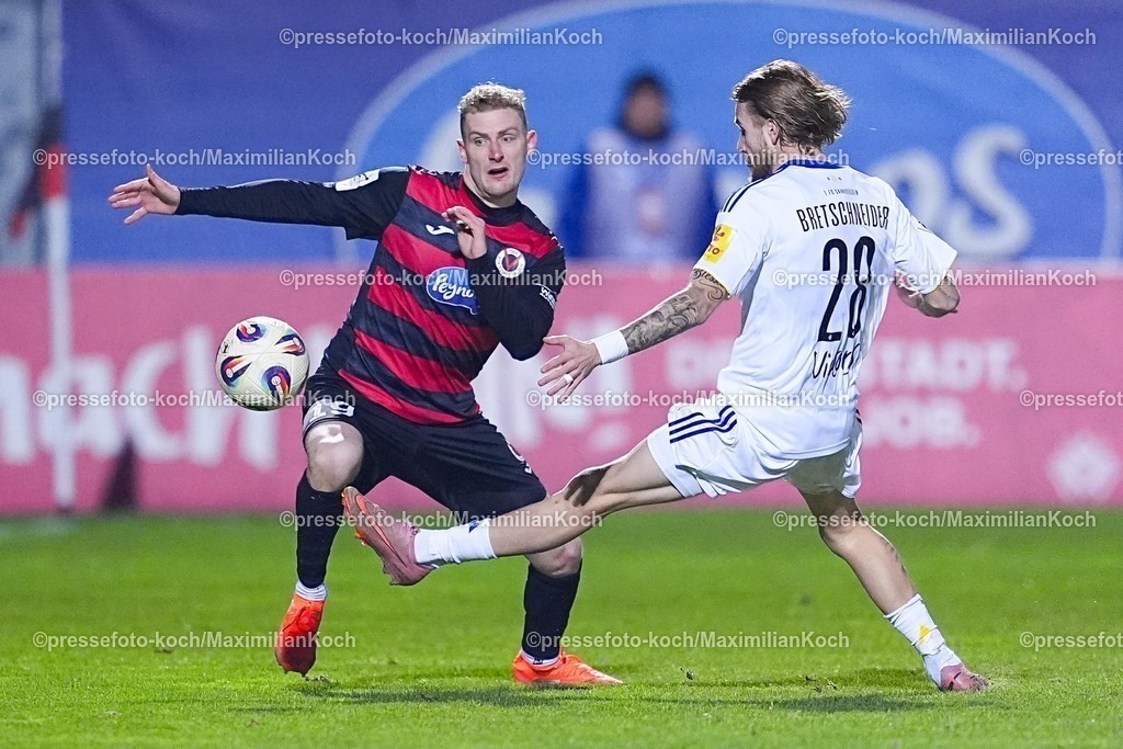 xYDRx23012601039 | 23.01.2026, xydrx, Fußball, 3.Liga, FC Viktoria Köln - 1.FC Saarbrücken, Saison 2025 2026, Sportpark Höhenberg: Meiko Sponsel (FC Viktoria Köln #19) im Zweikampf gegen Niko Bretschneider (1.FC Saarbrücken #28)     DFB regulations prohibit any use of photographs as image sequences and or quasi-video. Photo: xYannisxDreimannxPressefotoKochx