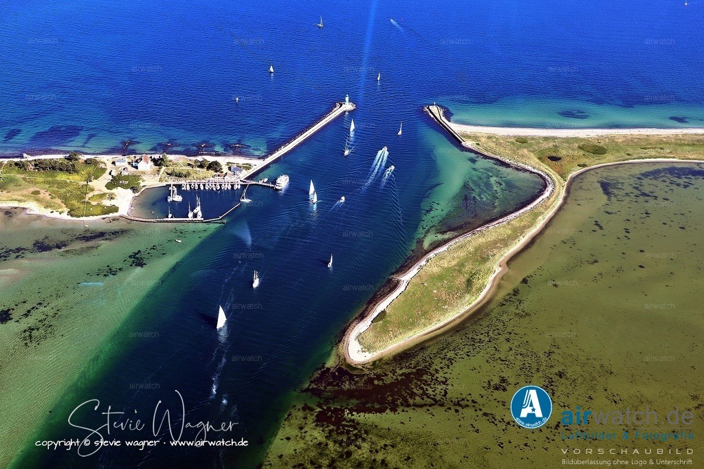 Luftbild Schleimünde - Teil des Naturschutzgebiets „Vogelfreistätte Oehe-Schleimünde“ | Da die Insel durch ein Naturschutzgebiet vom Festland getrennt ist, ist der Zugang ausschließlich per Boot oder Ausflugsschiff möglich. Die Schleimündung ist zudem Teil des Naturschutzgebiets „Vogelfreistätte Oehe-Schleimünde“, das von der Organisation Jordsand betreut wird.