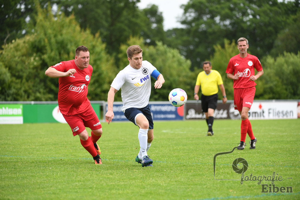 SV Brake Ü40-BW Bümmerstede (Ü40) | Kreispokal Finale Jade-Weser-Hunte Ü40; SV Brake Ü40 (rot)-BW Bümmerstede Ü40 (weiß) am 15.06.2025 in Rastede (Sportanlage Köttersweg), Photo: Philip Eiben 2025 - Realisiert mit Pictrs.com