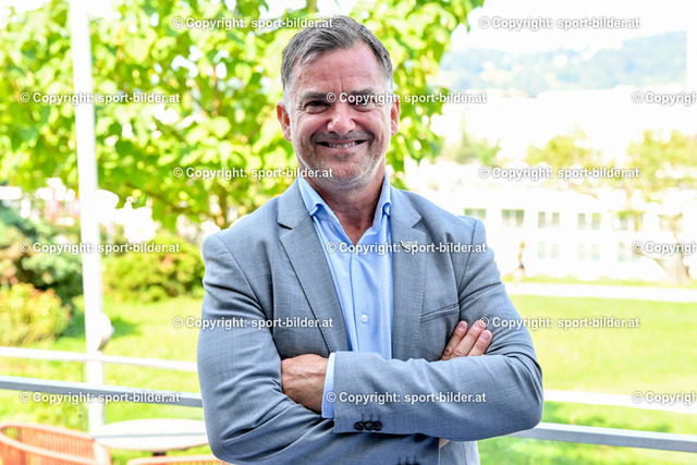 AUT, Pressekonferenz Eishockey Black Wings Linz, Praesentation Trikot und neue Sponsorpartner | 16.08.2023, Linz, AUT, Pressekonferenz Eishockey Black Wings Linz, Praesentation Trikot und neue Sponsorpartner, im Bild Peter Nader, Praesident EHC Black Wings Linz (BWL)


