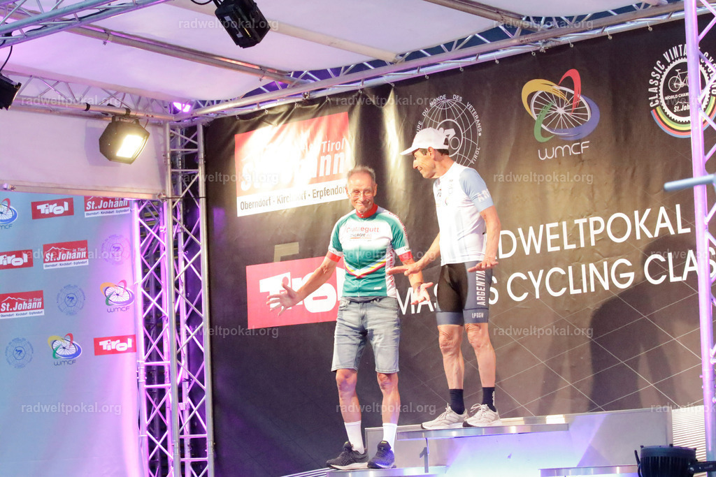 1452_20230817_Bewerb_Maenner_Muehlanger | AUT - OESTERREICH, 2023-08-16: SPORT RENNRAD-FAHREN - 55. INTERNATIONALER RADWELTPOKAL IN ST. JOHANN IN TIROL  - Vintage-Radrennen mit WM-Bronze-Medaillen-Siegerin Christina Schweinberger, den Teilnehmer und Alexander Baumann (vom Orginastions-Team) - TAG 2 BEWERB MAENNER IN SECHS GRUPPEN  ; Foto: Roland Muehlanger